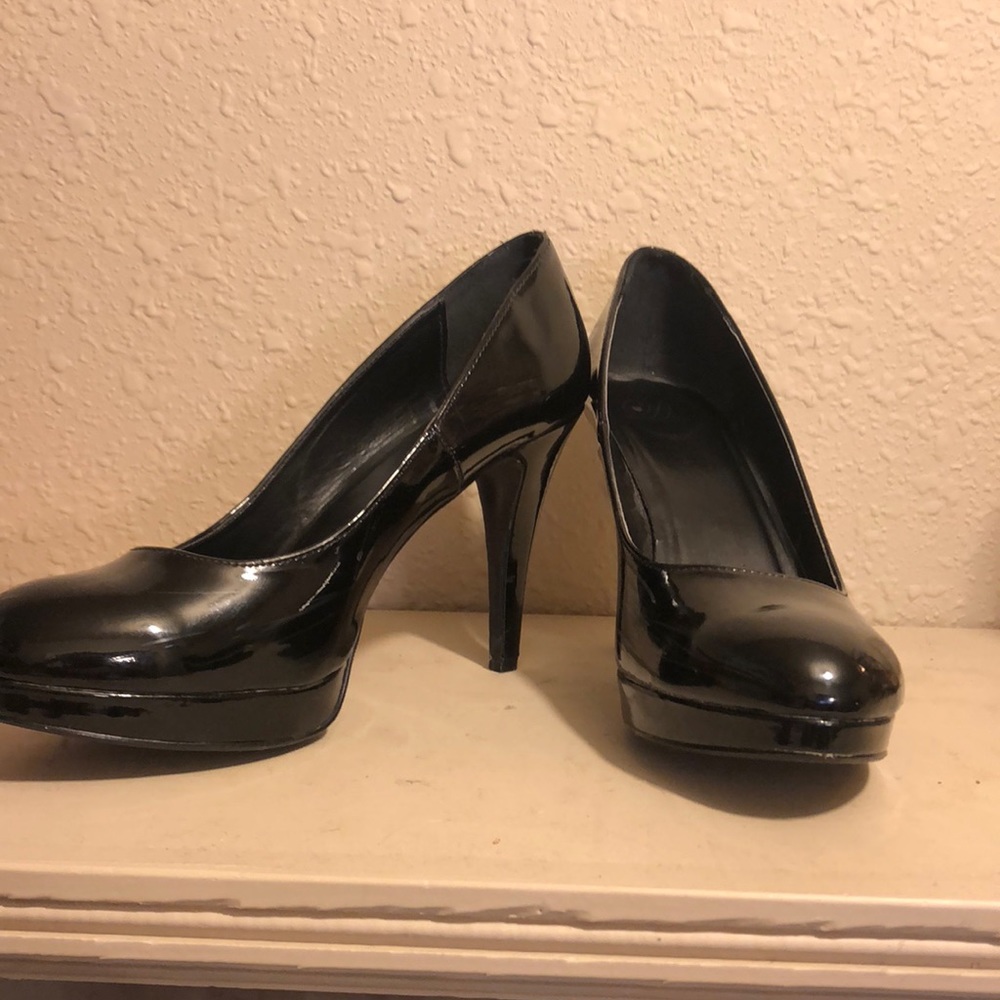 Black pumps